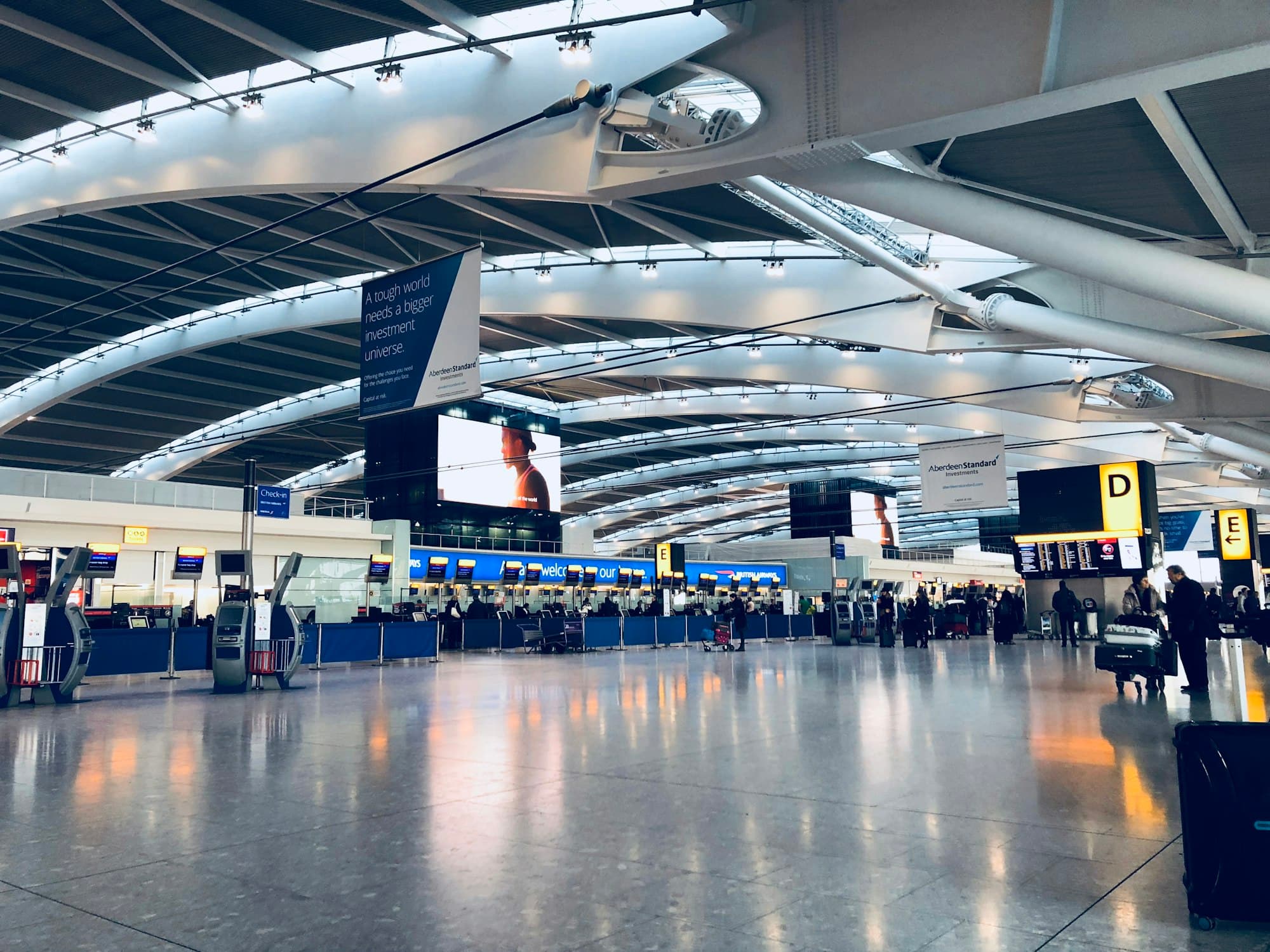 Terminal keberangkatan bandara dengan papan informasi penerbangan