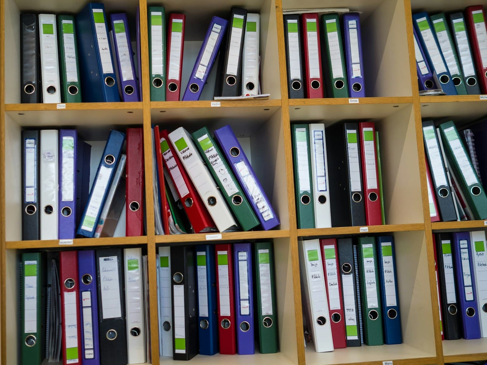 Rak penyimpanan dokumen dan binder yang terorganisir