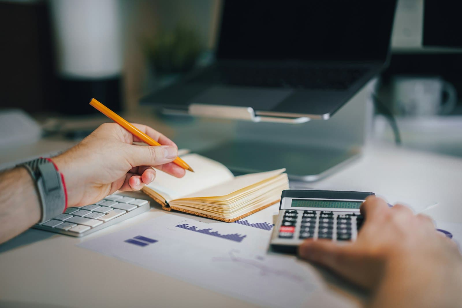 Akuntan bekerja dengan kalkulator dan dokumen finance