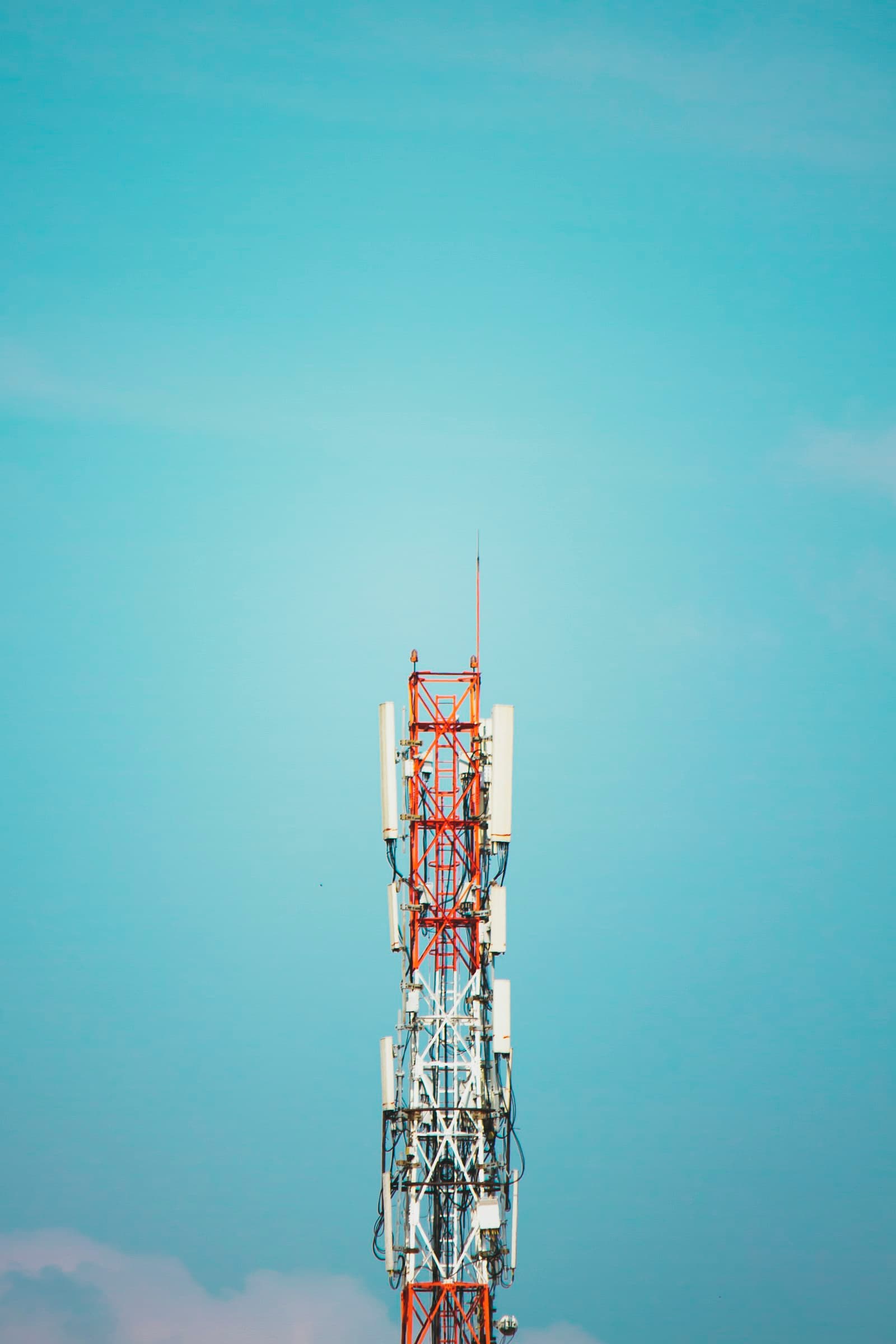 Menara telekomunikasi dengan banyak antena di Jakarta Timur
