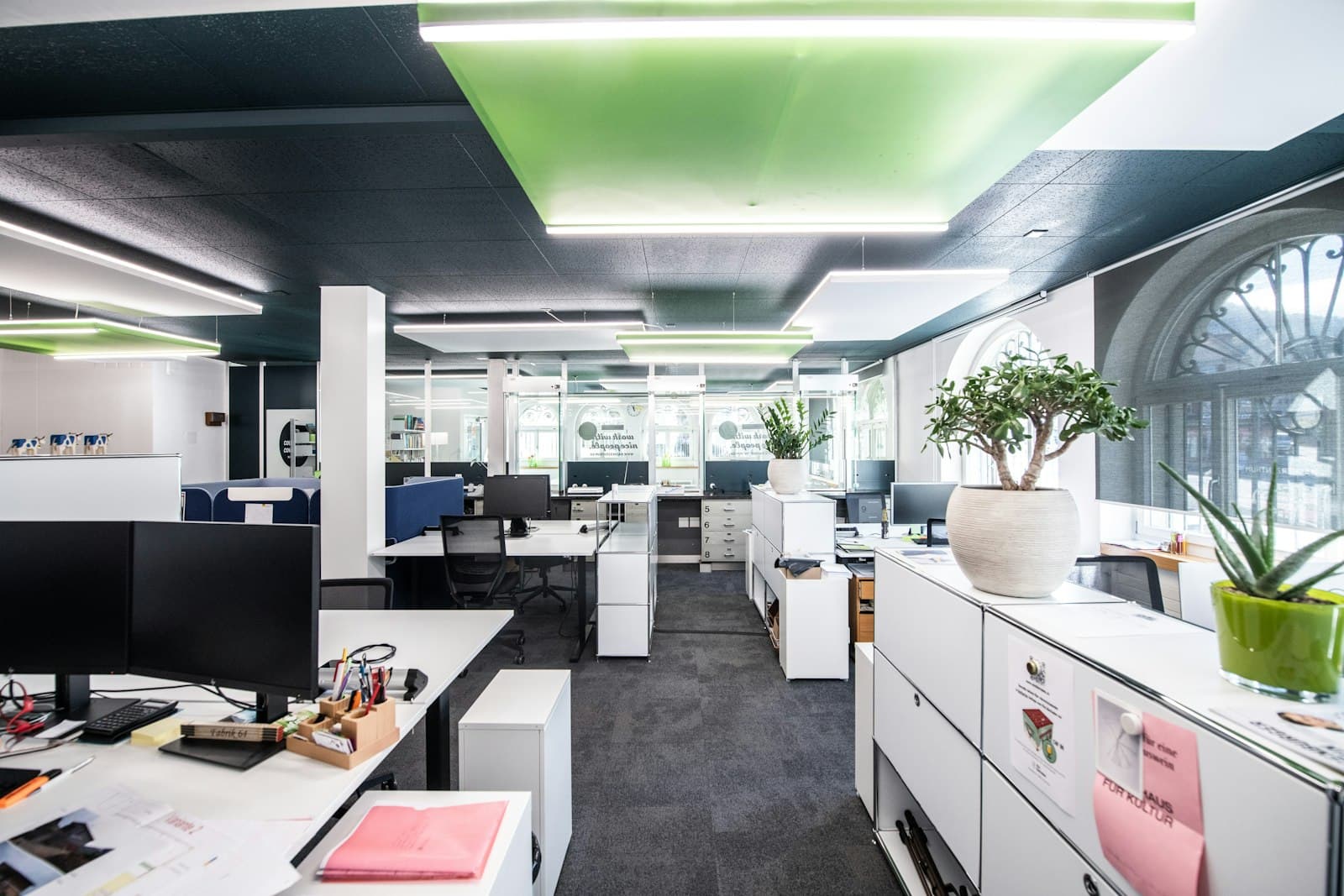 Kantor modern dengan kabinet putih dan meja kerja yang terorganisir